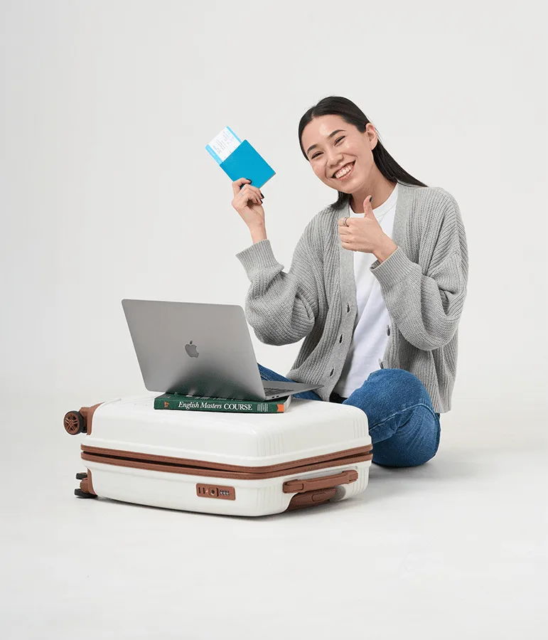 Консультация iBridge — студент с чемоданом и паспортом